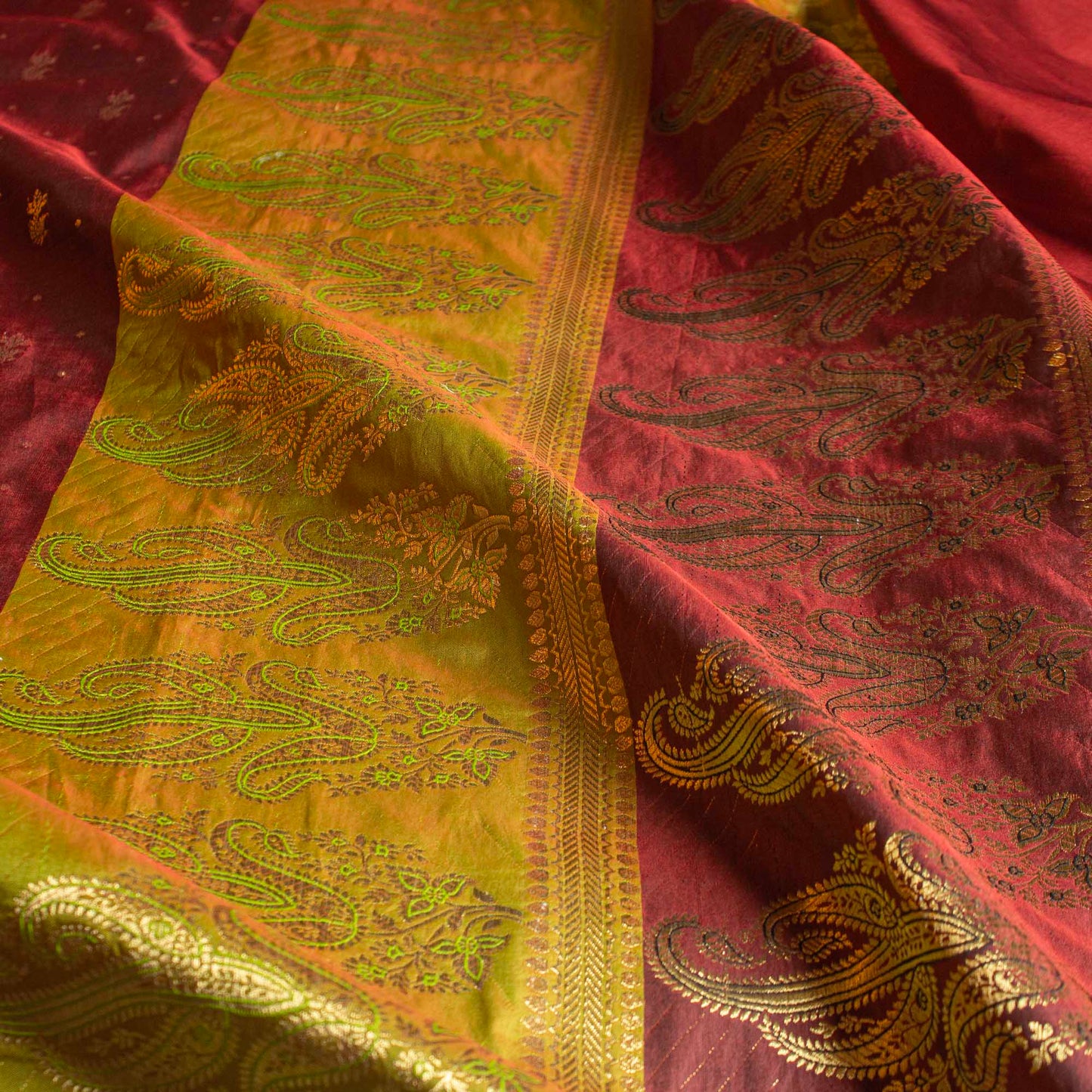 Sari - Siden Röd Grön Gul Guld Paisley 58