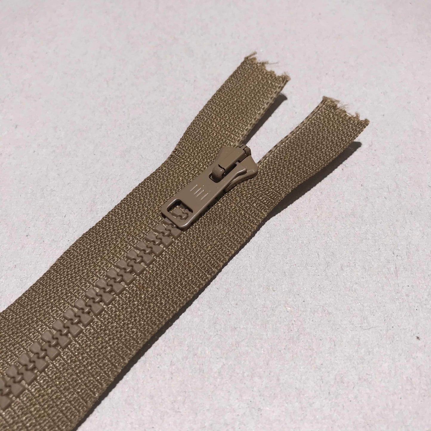 Dragkedja - RIRI Delbar Brun 79cm 20