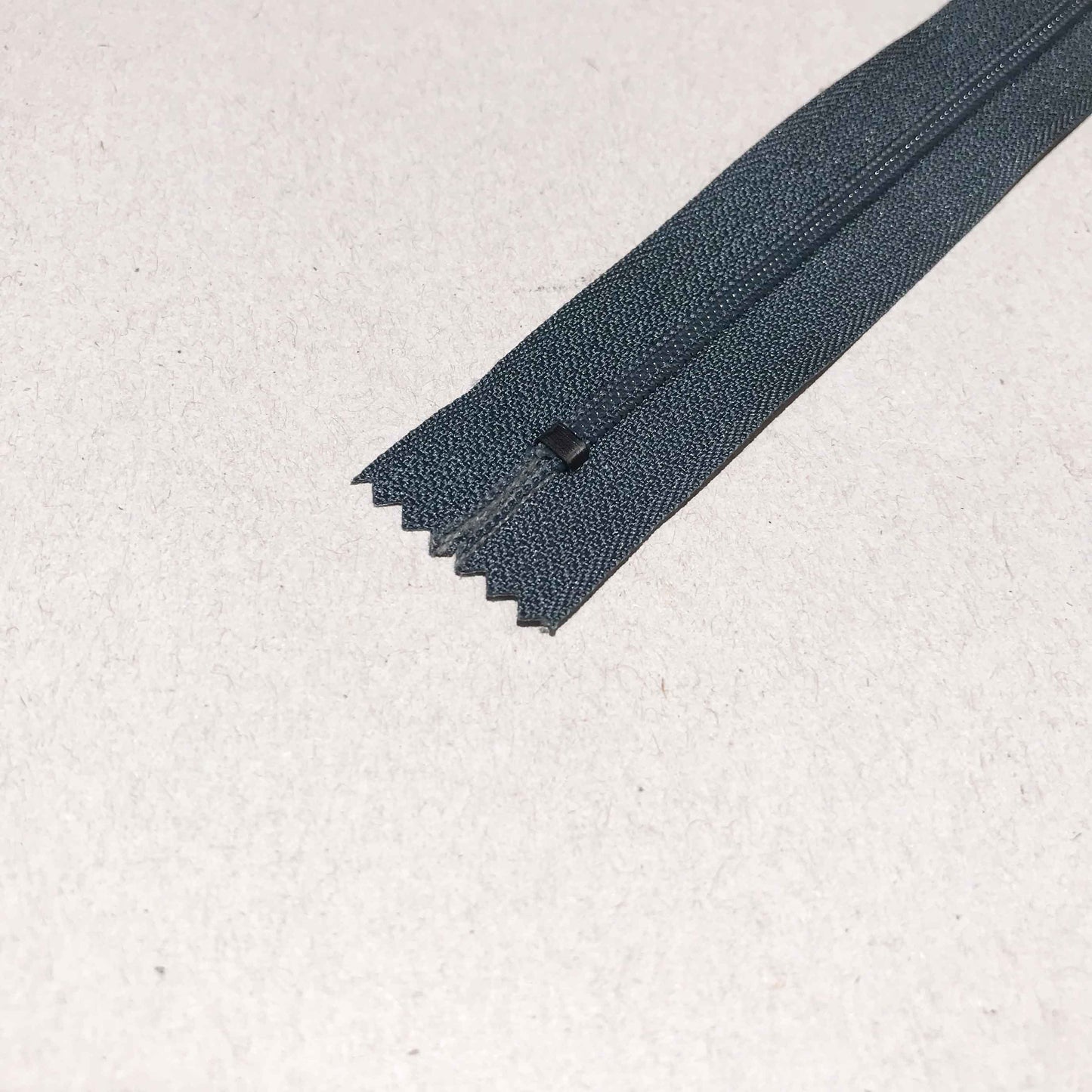 Dragkedja - RIRI Grå 18cm 32