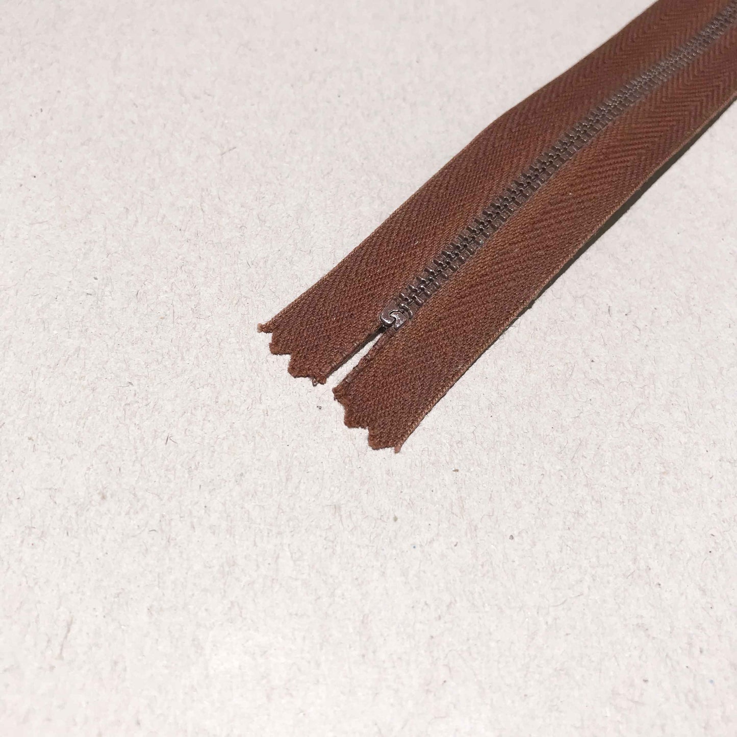 Dragkedja - RIRI Brun 26cm 34