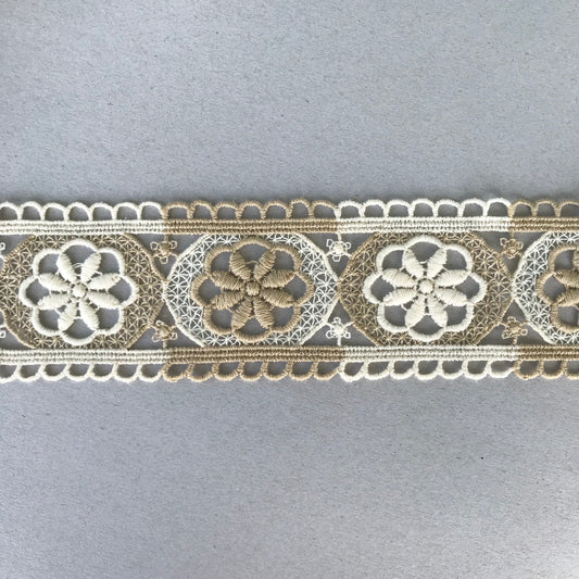 Broderat bomullsband Olea beige benvit med sexbladiga blommor och uddkanter, 8 cm