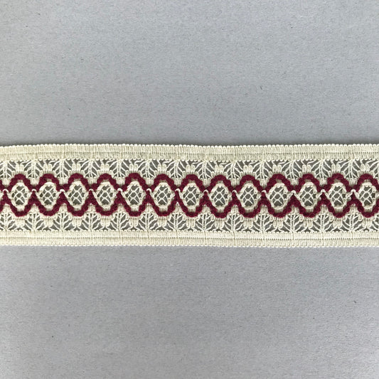 Tygband Mariette benvit och röd med vågmönster och bladmotiv, 7,5 cm brett