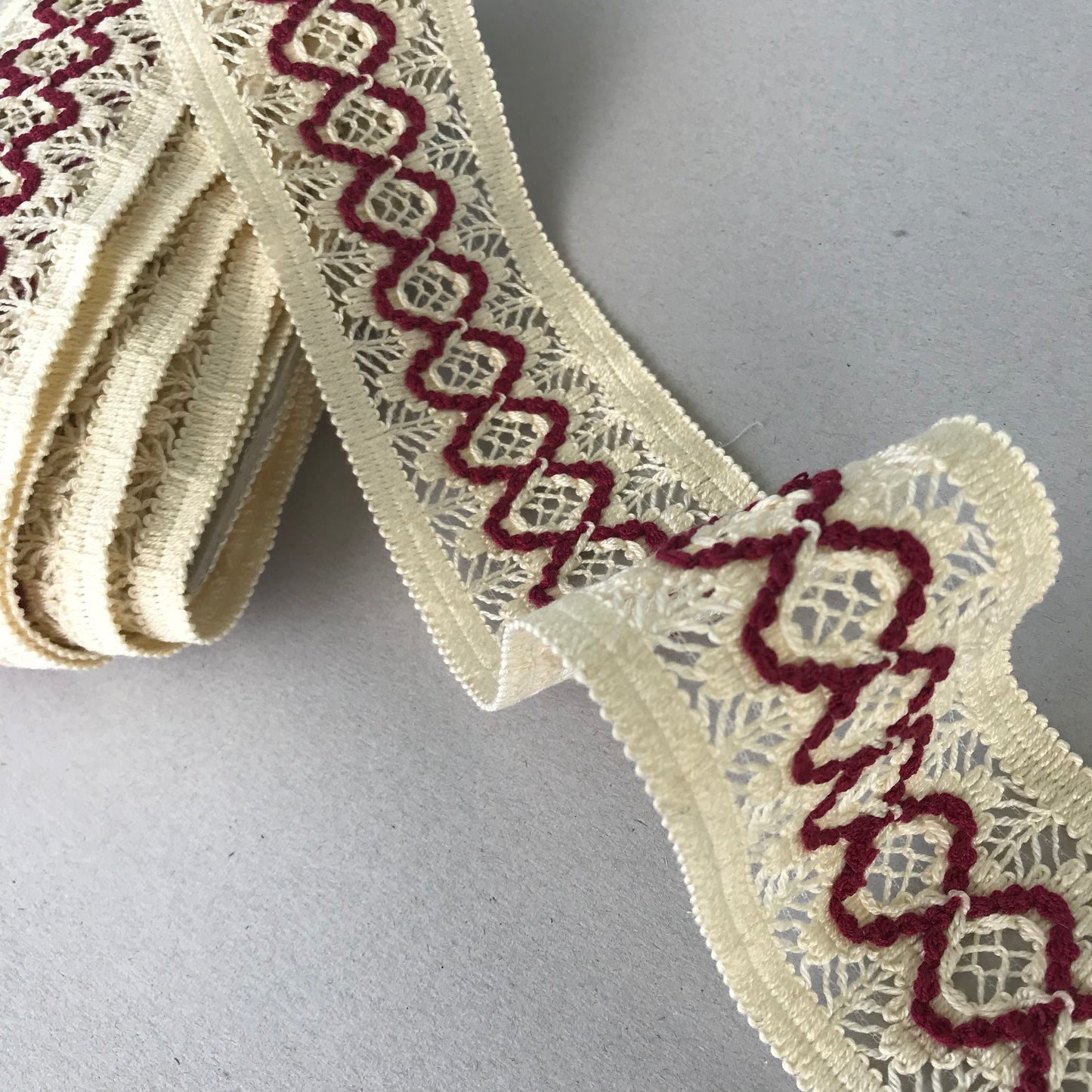 Band - Mariette - Tygband Benvit Röd 4