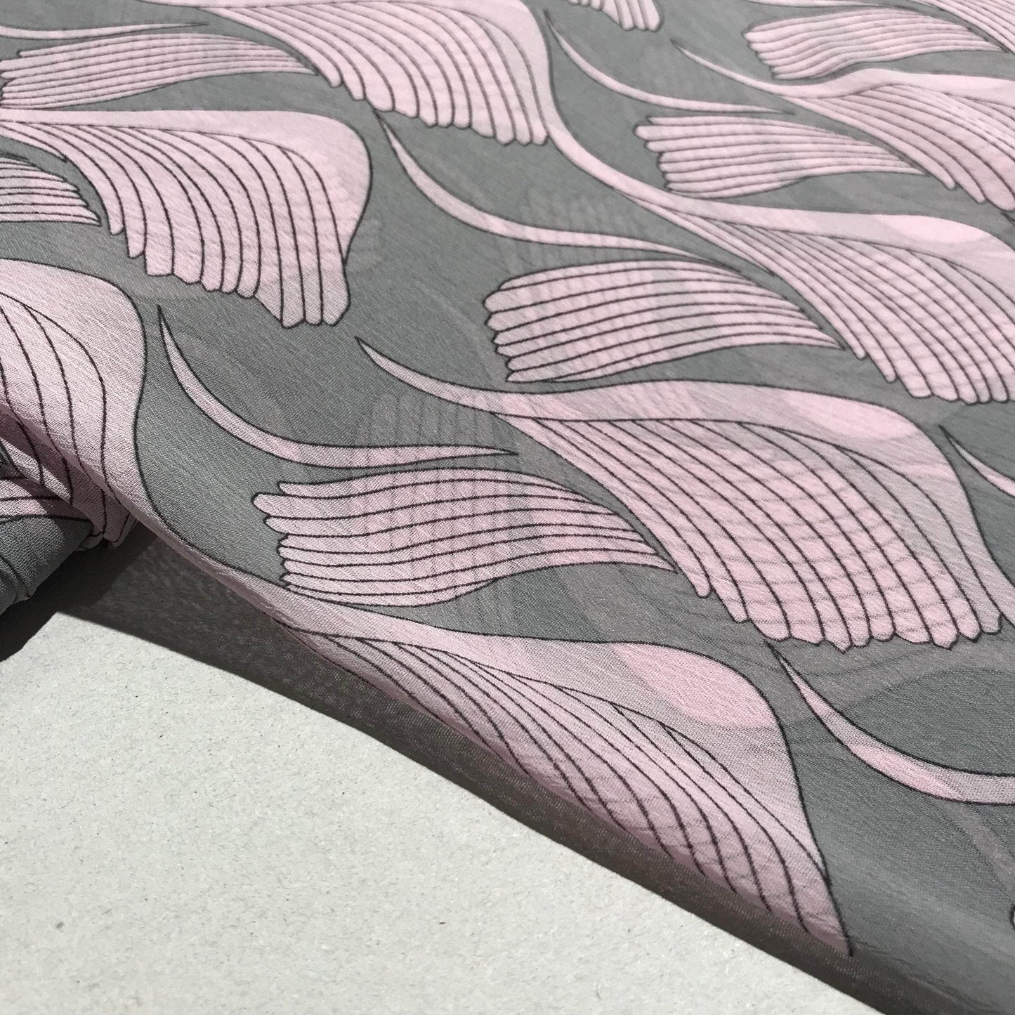 Mönstrade Modetyger - Chiffong Grå Rosa Blad 59