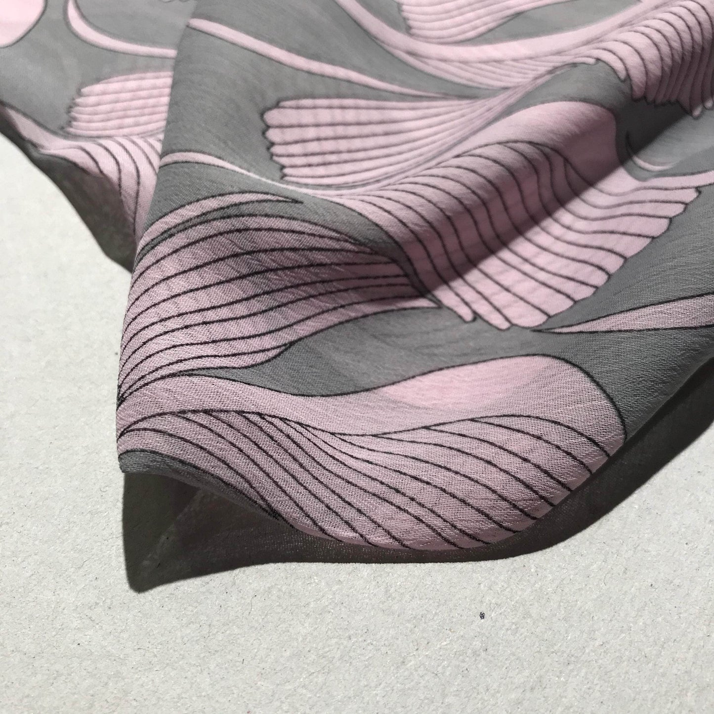 Mönstrade Modetyger - Chiffong Grå Rosa Blad 59