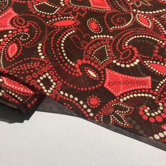 Mönstrat chiffong geometriskt mönster i rosa och brun