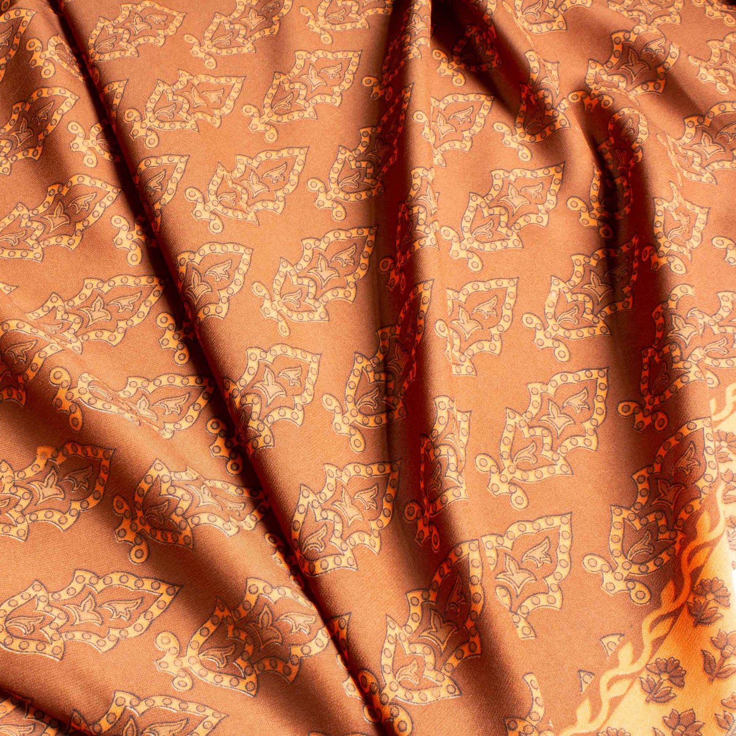 Mönstrade Modetyger - Tyg Crepe Brun Orange Blommigt Damask 150