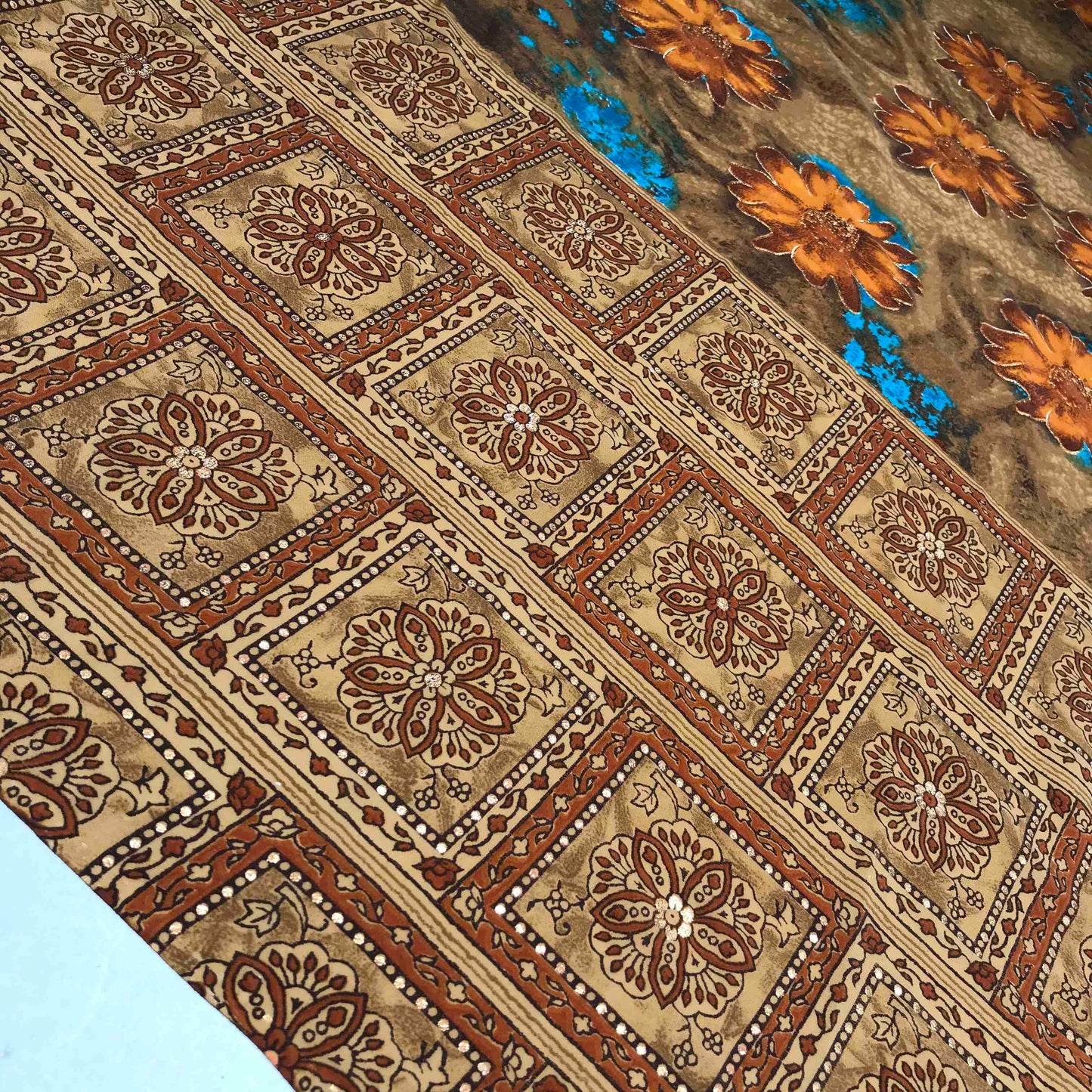 Mönstrade Modetyger - Crepe Mode Tyg Skimmer Guld Brun Orange Blå Blommigt 45