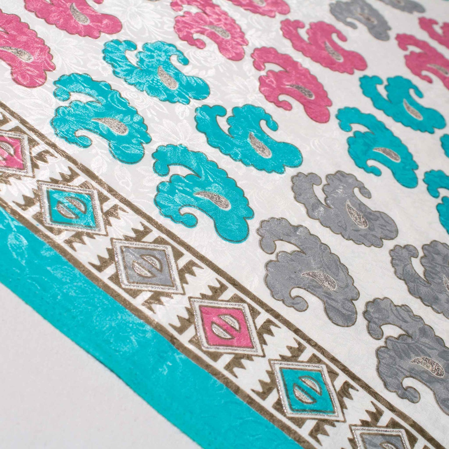 Mönstrade Modetyger - Silver Skimmer Lila Vit Grå Turkos Paisley 75