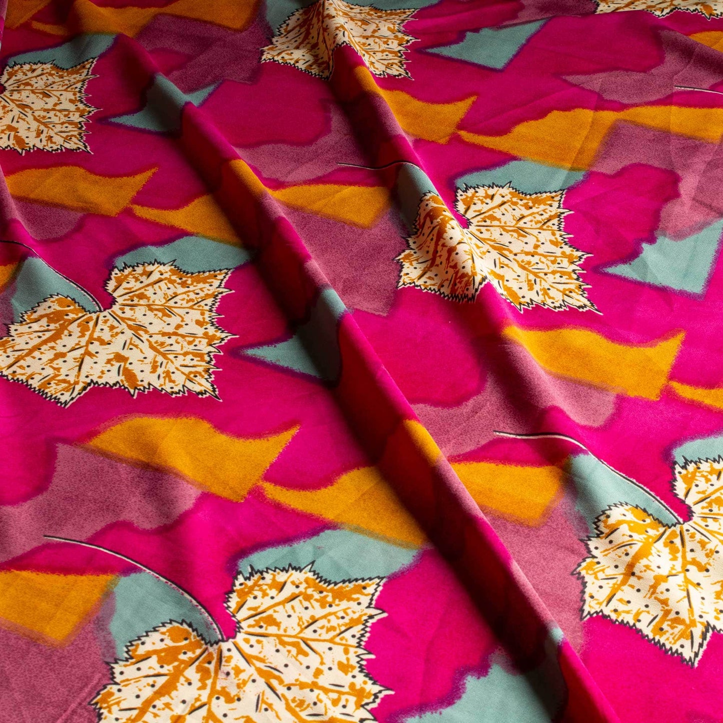 Mönstrade Modetyger - Mode Tyg Crepe Retro Gul Rosa Cerise Blå Blad 82