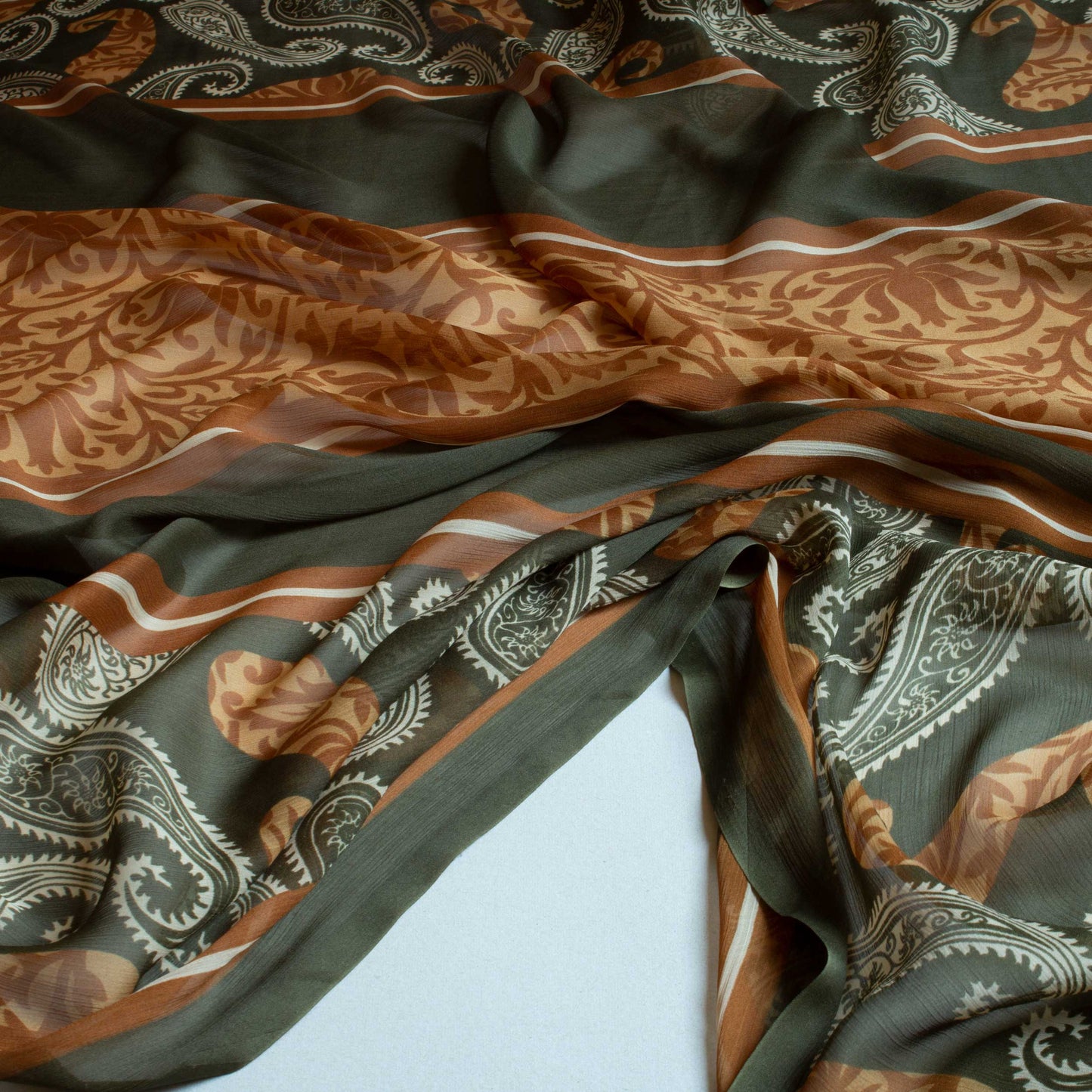 Mönstrade Chiffongtyger - Chiffong Grön Brun Blommigt Benvit Paisley Border 102
