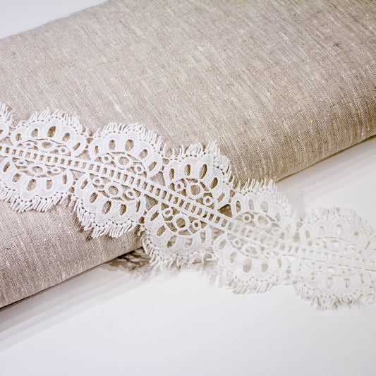 Broderat spetsband vitt med knypplingsliknande mönster och bohemisk franskant, brudkvalitet