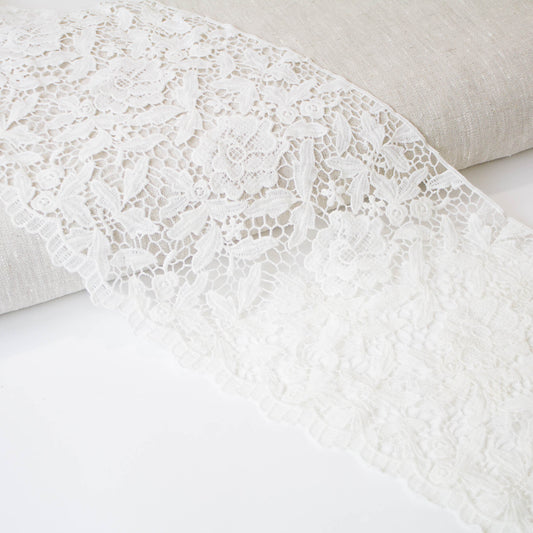 Ultrabrett broderat spetsband benvit med rosor och blommor, gipyrspets, 27 cm brett