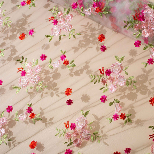 Broderat Tylltyg - Tyg Tyll Spets Spetstyg Rosa & Aprikos & Röda Blommor På Benvit Tyll