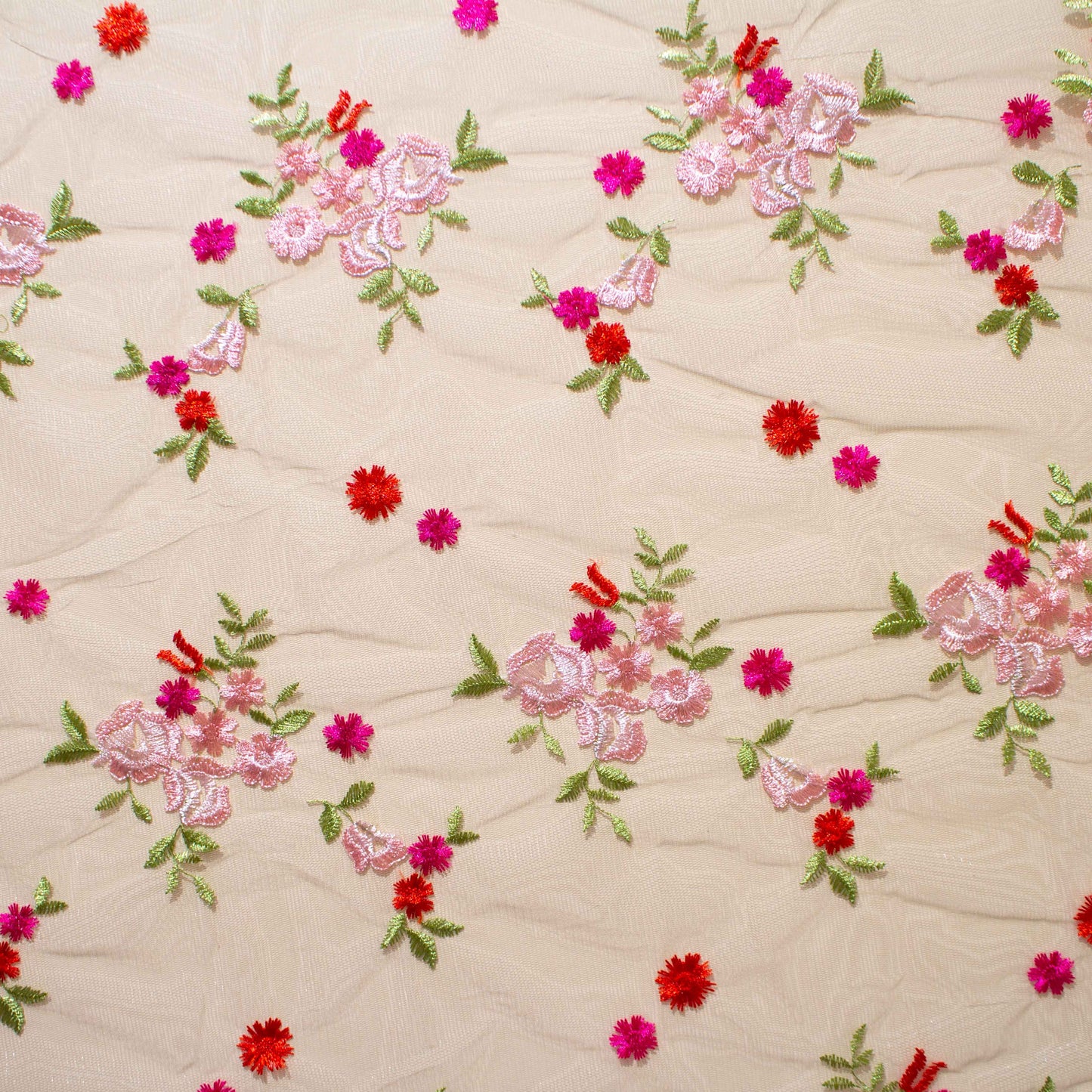 Broderat Tylltyg - Tyg Tyll Spets Spetstyg Rosa & Aprikos & Röda Blommor På Benvit Tyll