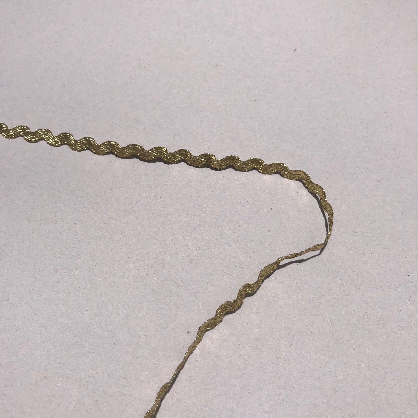 Band - Skimmer Vågig Guld 0,3cm 40