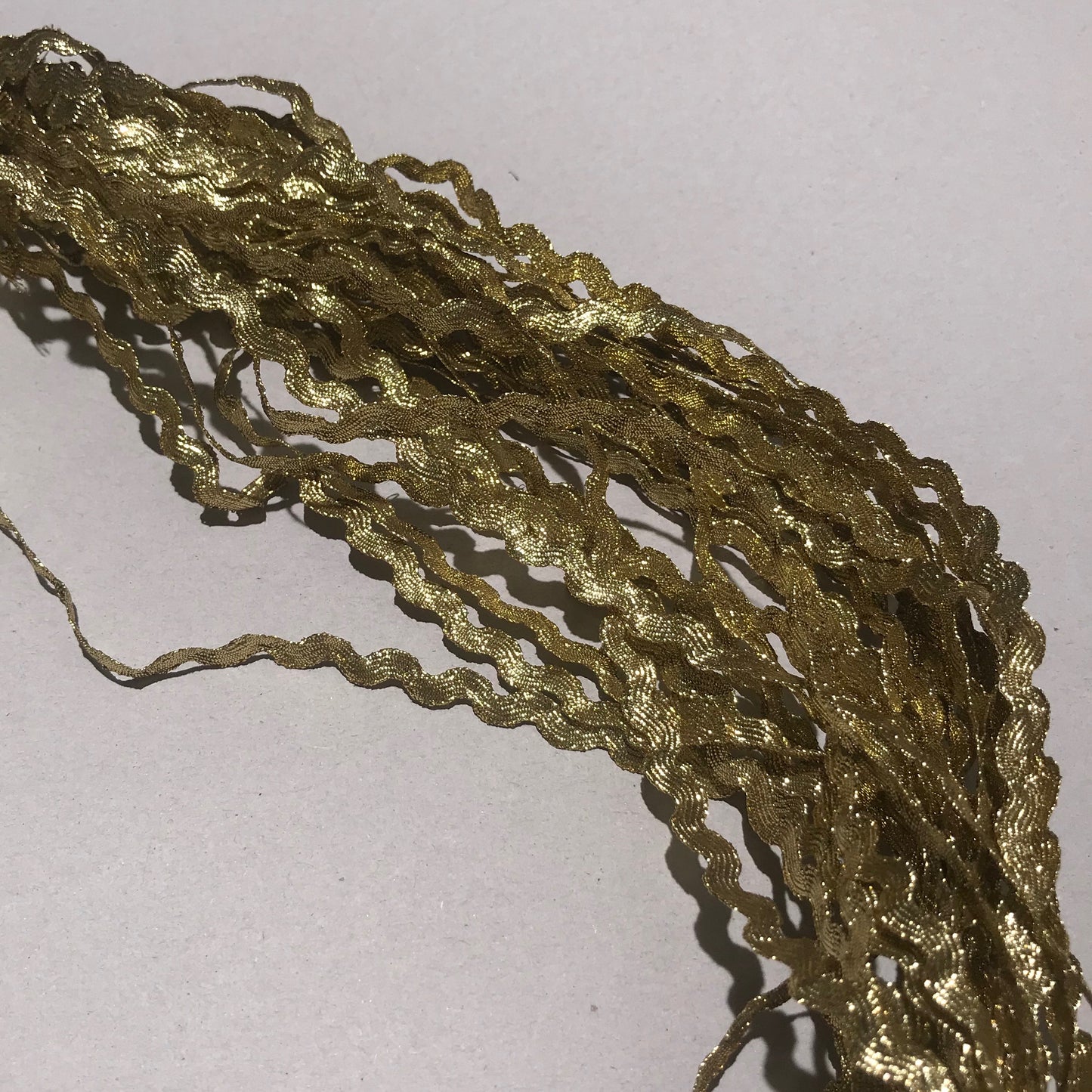 Band - Skimmer Vågig Guld 0,4cm 39