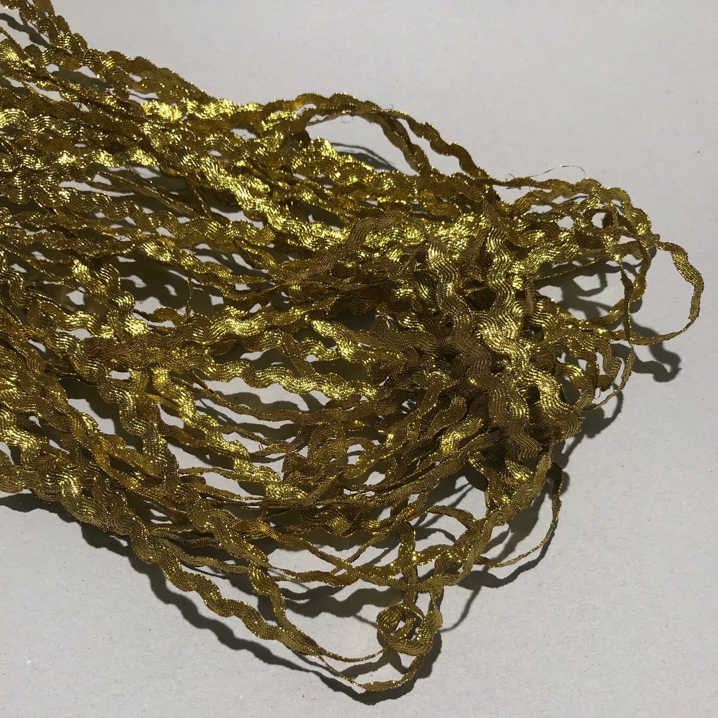 Band - Tygband Skimmer Vågig Guld 0,5cm 43