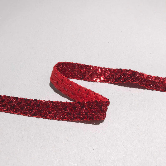 Paljettband i klarröd med överlappande runda paljetter, intensivt glitter, 1,8 cm