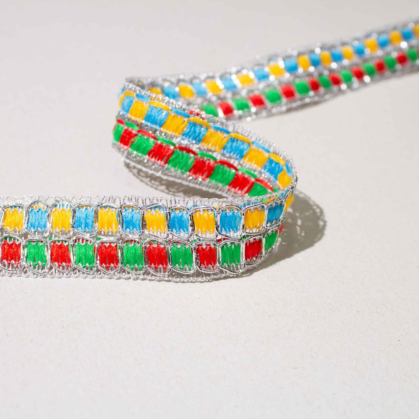 Band - Rutigt Blå Gul Röd Grön Silver 2,3cm 64