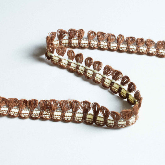 Fransflätband brun och benvit med droppformade öglor, 3 cm brett, närbild
