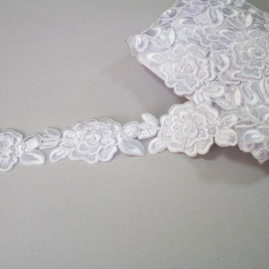 Vit spetsband White Flowers med blomdesign 7 cm bredd 100 % polyester dekorativ och följsam spets