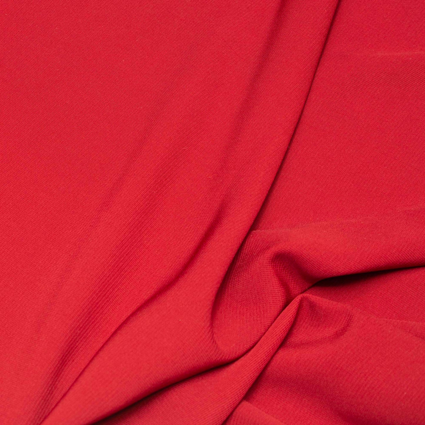 Chiffongtyg röd vinröd färg 140 cm brett 90 % polyester 10 % viskos lätt och följsamt tyg