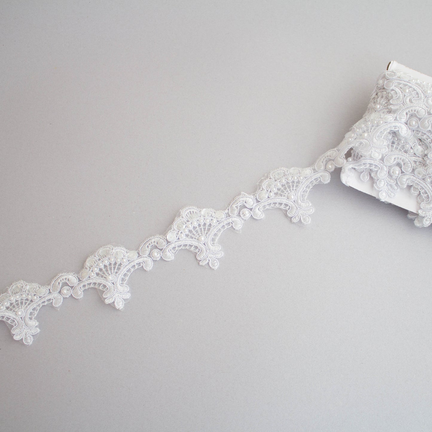 Brudspets Band Brud Bröllop- Old Fashioned With Pearls - Vit Åt Det Gråa Hållet 3