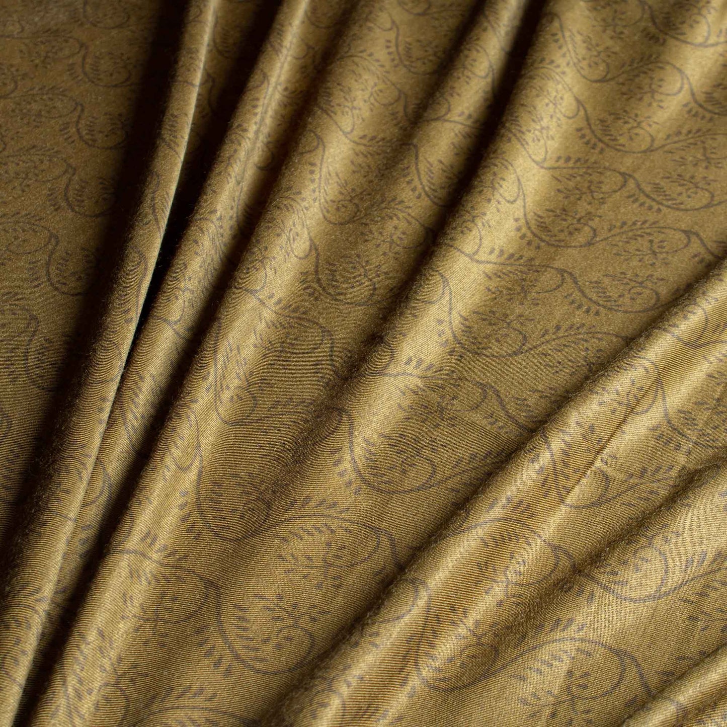 Mönstrat crepe tyg grön med blommönster, 140 cm brett, 100 % polyester, följsamt och lättsytt