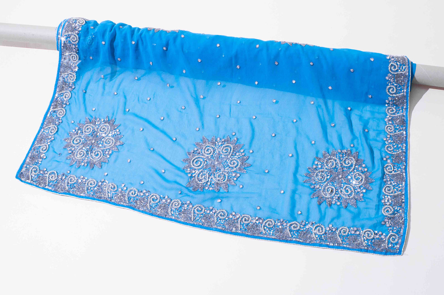 Sari - Blå Chiffong Silver / Vit Brodyr Silver Strass 15
