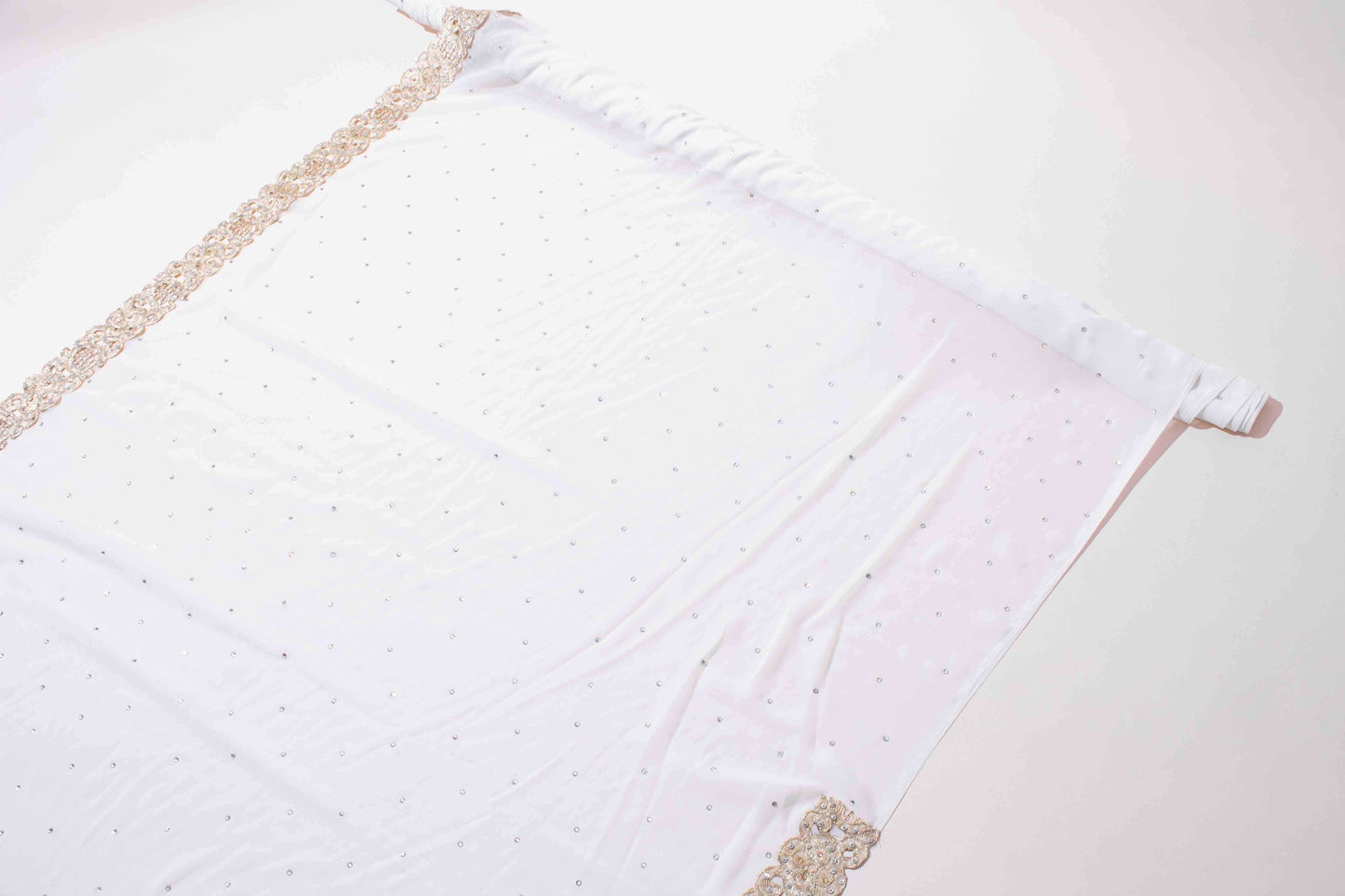 Sari - Vit Chiffong Guld Brodyr Guld / Silver Strass 32