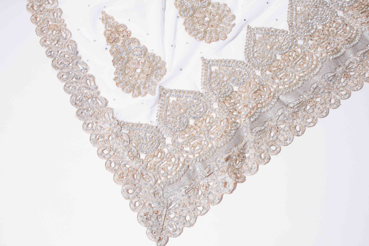 Sari - Vit Chiffong Guld Brodyr Silver / Guld Strass 10