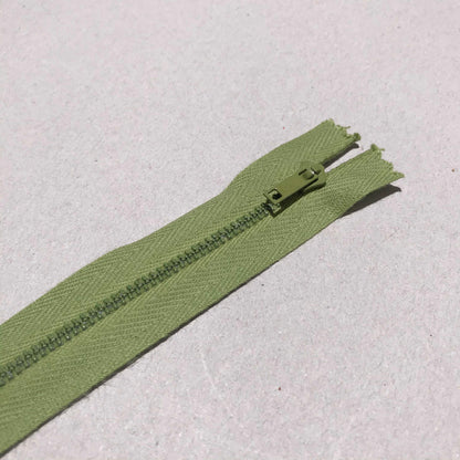 Dragkedjor, 10 st per paket – YKK, RIRI och fler märken. Olika längder (10 cm – 100 cm) och färger.