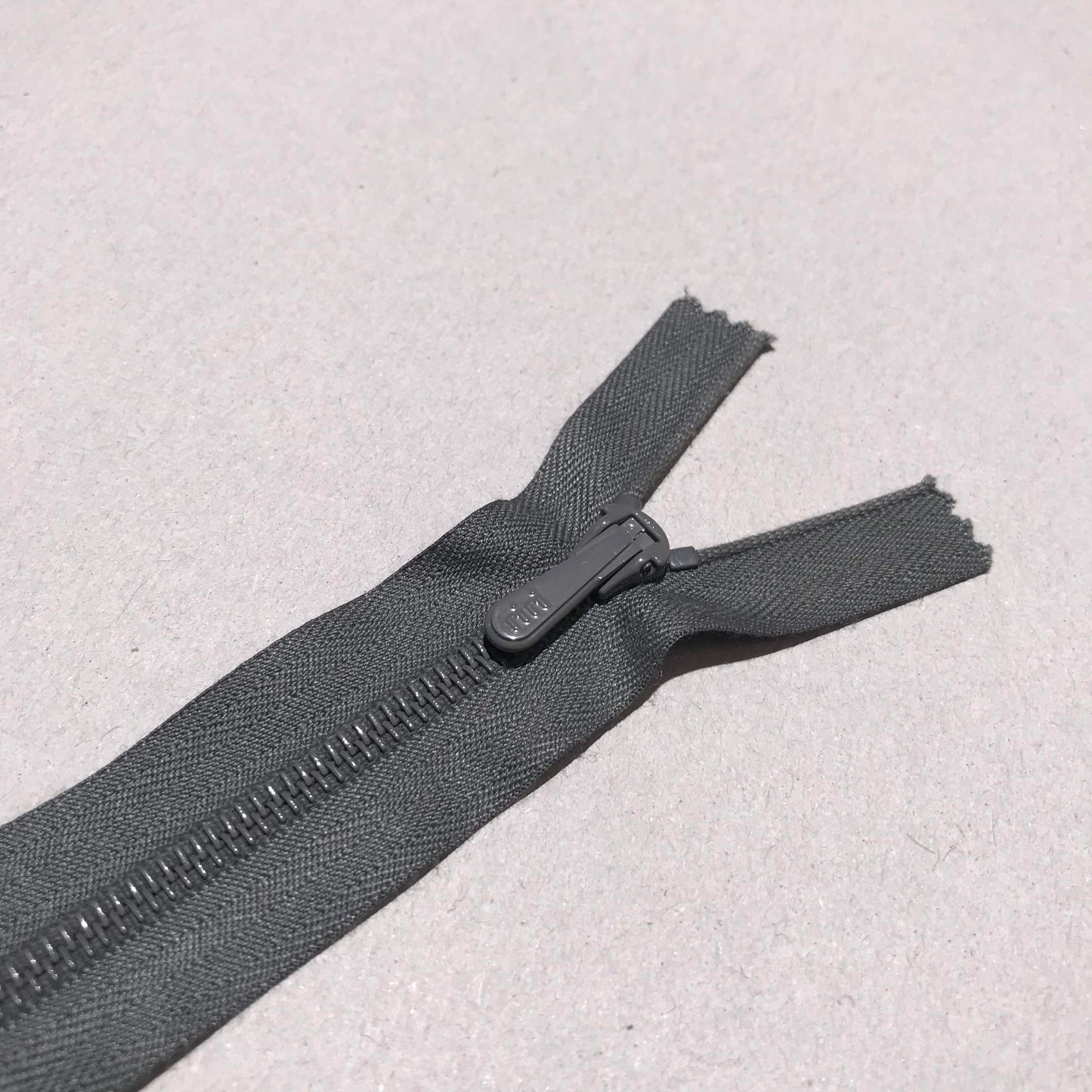 Dragkedjor, 10 st per paket – YKK, RIRI och fler märken. Olika längder (10 cm – 100 cm) och färger.