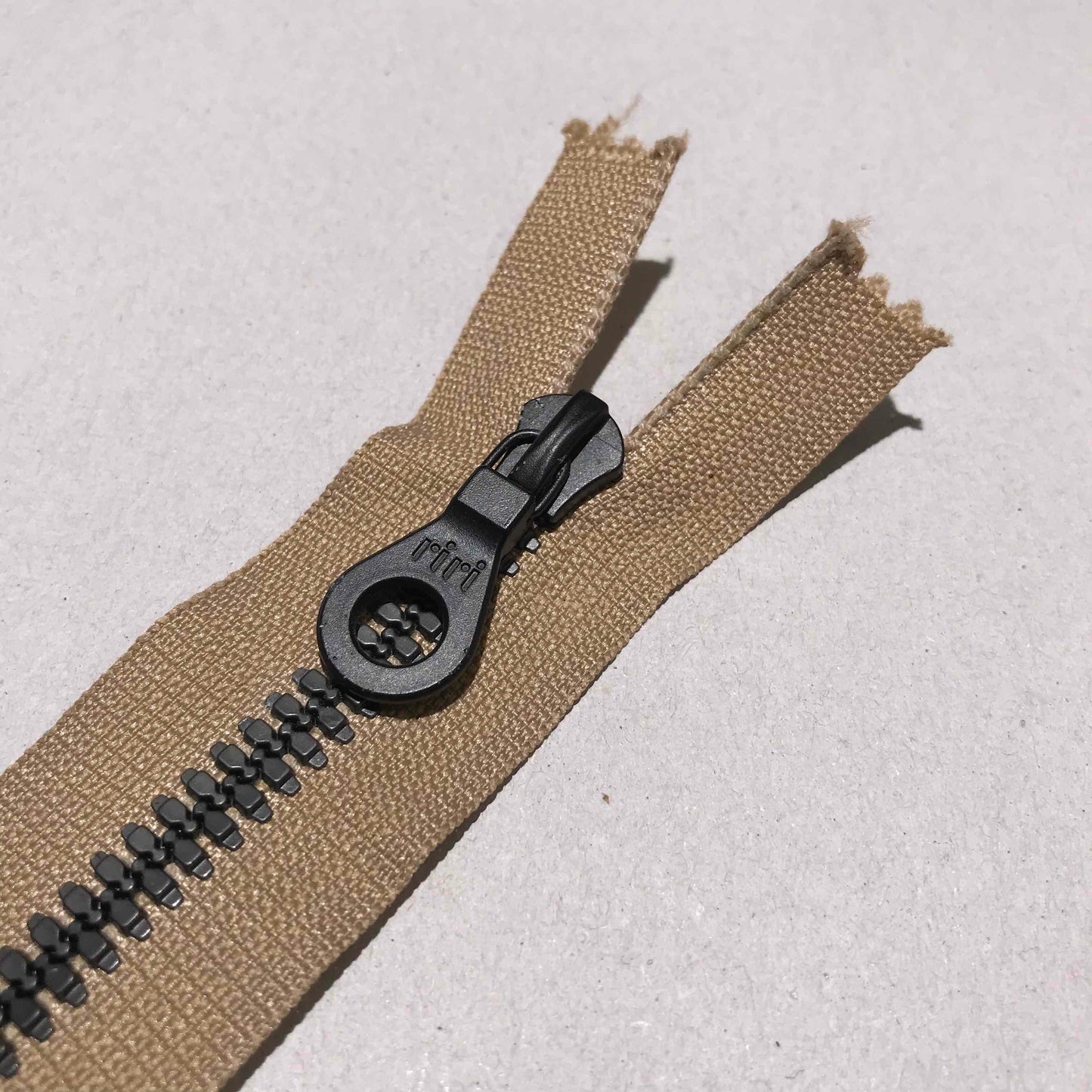 Dragkedjor, 10 st per paket – YKK, RIRI och fler märken. Olika längder (10 cm – 100 cm) och färger.