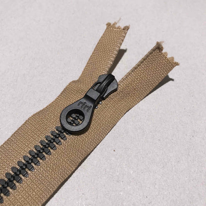 Dragkedjor, 10 st per paket – YKK, RIRI och fler märken. Olika längder (10 cm – 100 cm) och färger.