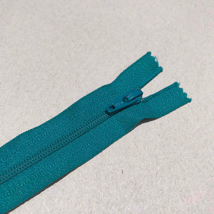 Dragkedjor, 10 st per paket – YKK, RIRI och fler märken. Olika längder (10 cm – 100 cm) och färger.