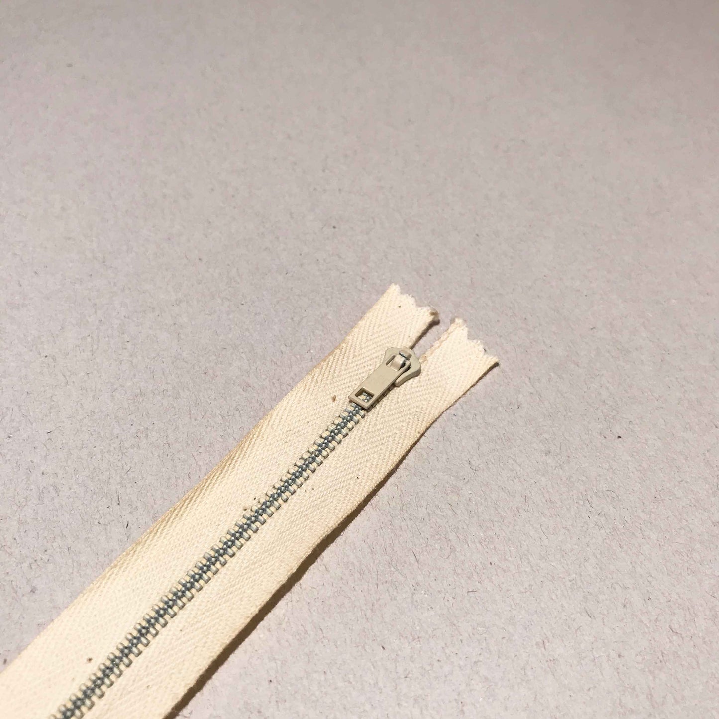 Dragkedjor, 10 st per paket – YKK, RIRI och fler märken. Olika längder (10 cm – 100 cm) och färger.