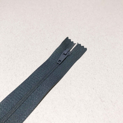 Dragkedjor, 10 st per paket – YKK, RIRI och fler märken. Olika längder (10 cm – 100 cm) och färger.