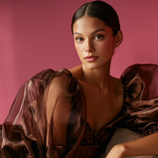 Organzatyg Dorotea brun skimmer — puffärmad blus i chokladbrun organza