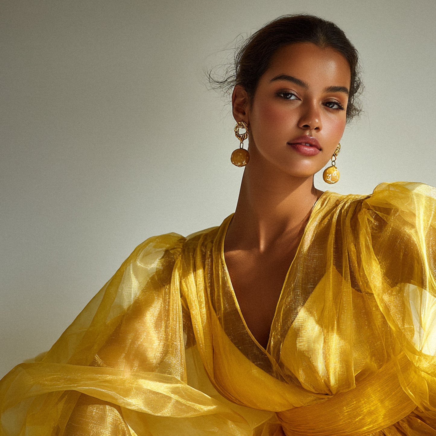 Organzatyg Dorotea gul skimmer — festblus med puffärmar i gyllene organza