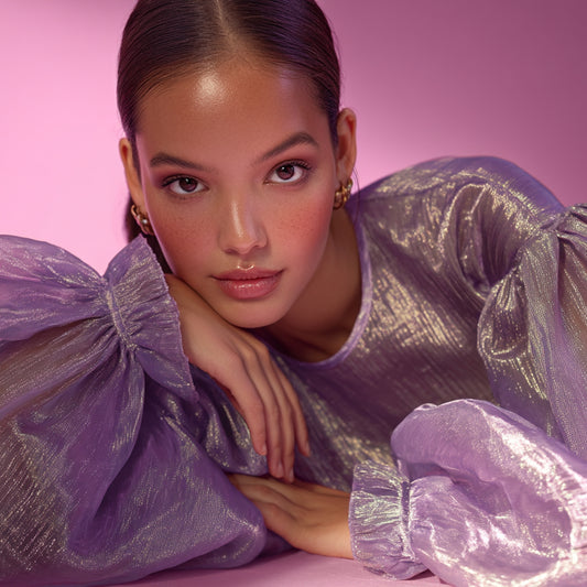 Organzatyg Dorotea lila skimmer — puffärmad blus i lavendelfärgad organza med gyllene glans