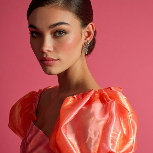 Organzatyg Dorotea aprikos gul skiftande — puffad axeldetalj i korallfärgad organza