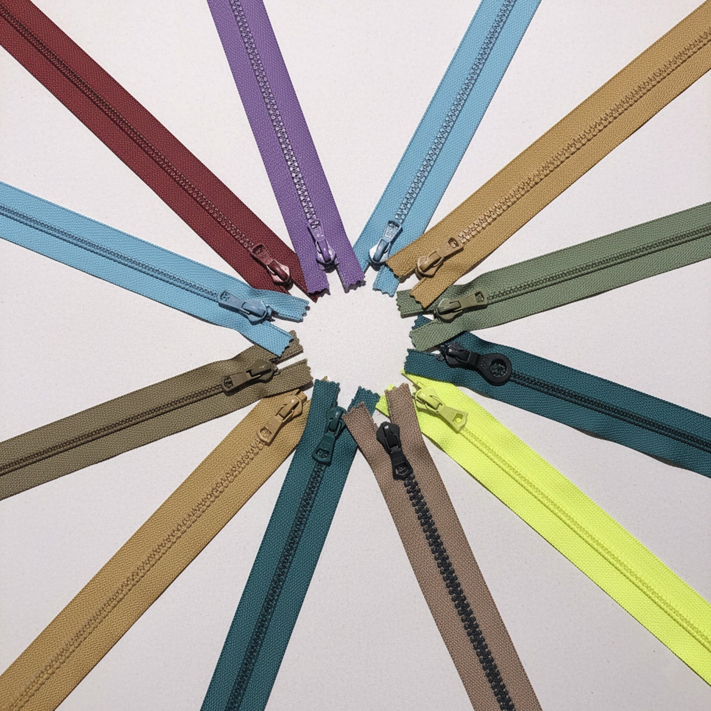 Dragkedjor, 10 st per paket – YKK, RIRI och fler märken. Olika längder (10 cm – 100 cm) och färger.