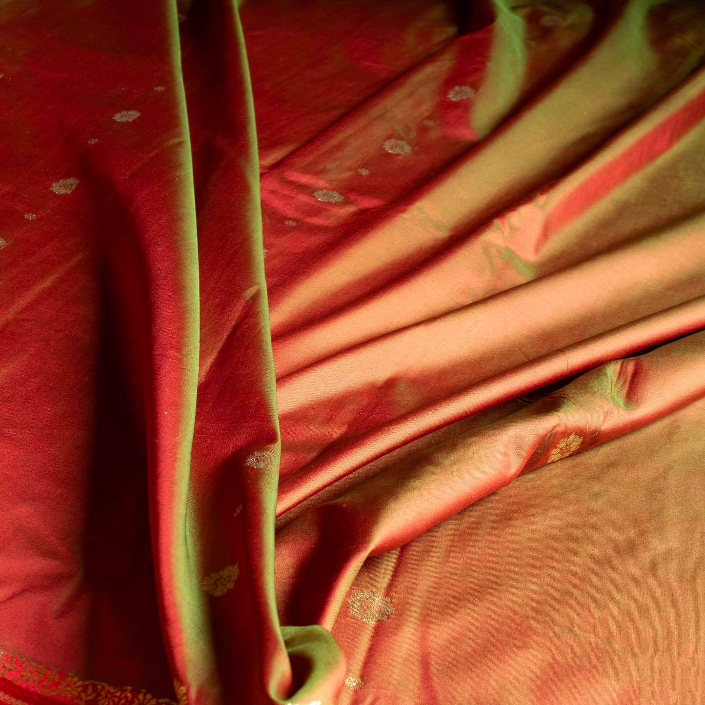 Sari - Siden Skiftar Färg Röd Grön Guld 49