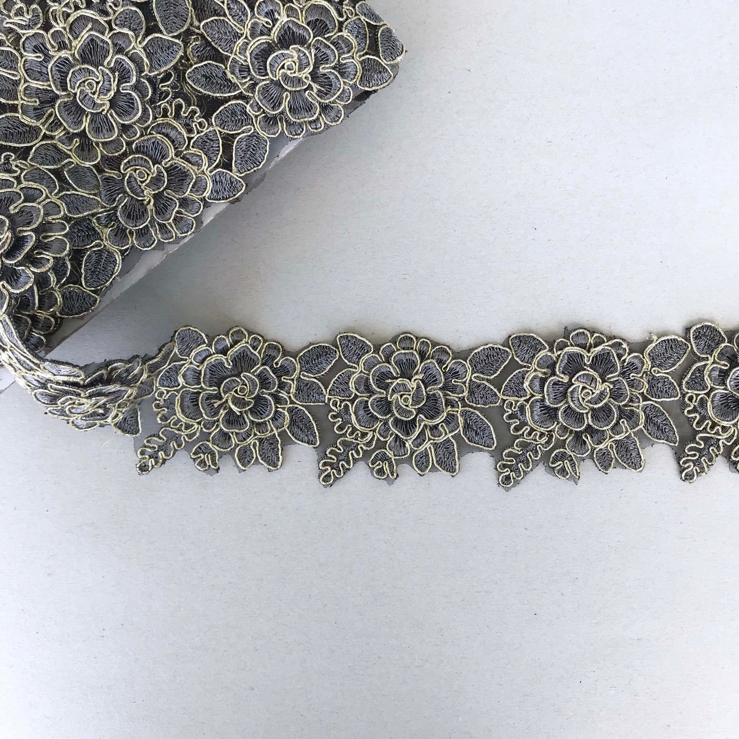 Broderad spetsband Silver Garden med rosmotiv i silvergrå och guldmetallic, brudkvalitet