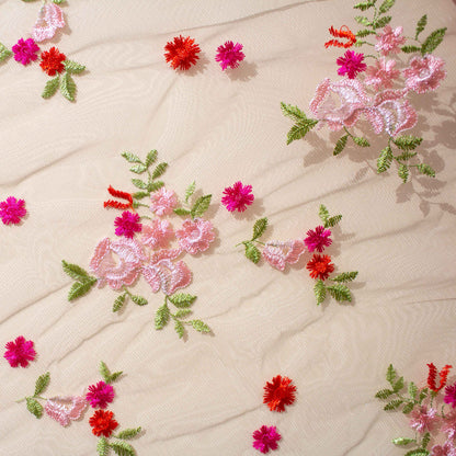 Broderat Tylltyg - Spets Spetstyg Rosa & Aprikos & Röda Blommor På Benvit Tyll