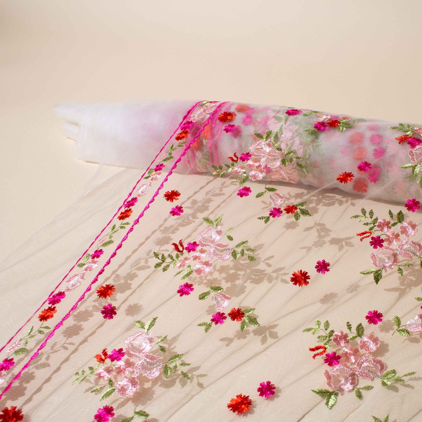 Broderat Tylltyg - Spets Spetstyg Rosa & Aprikos & Röda Blommor På Benvit Tyll