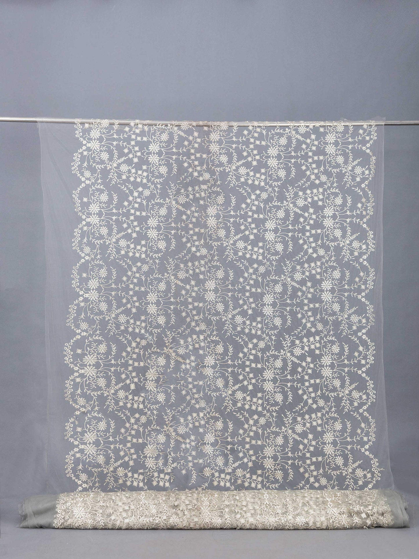 Broderat Tylltyg - Spets Fernanda Smala Blommor och Blad Blommigt Beige Grå 21