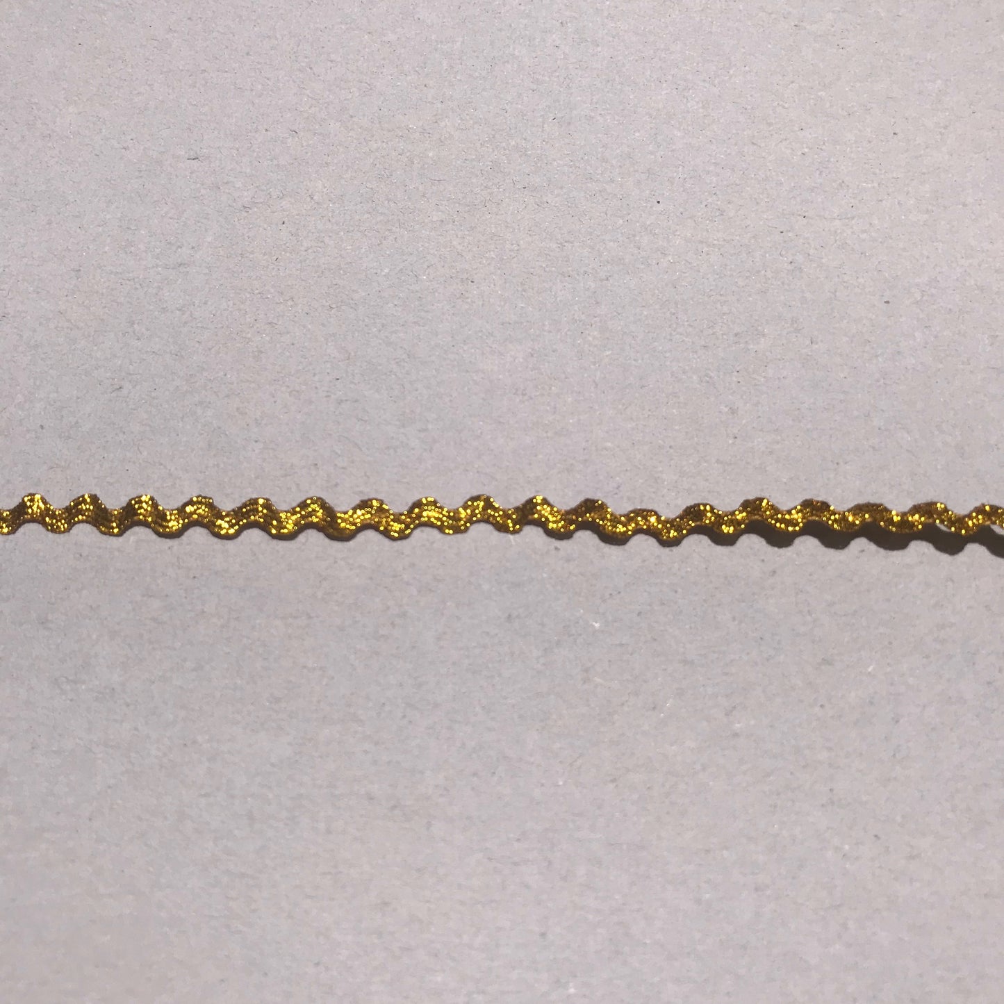 Band - Tygband Skimmer Vågig Guld 0,3cm 37